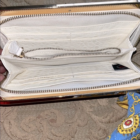 Urban Expressions White Wallet - Picture 4 of 4